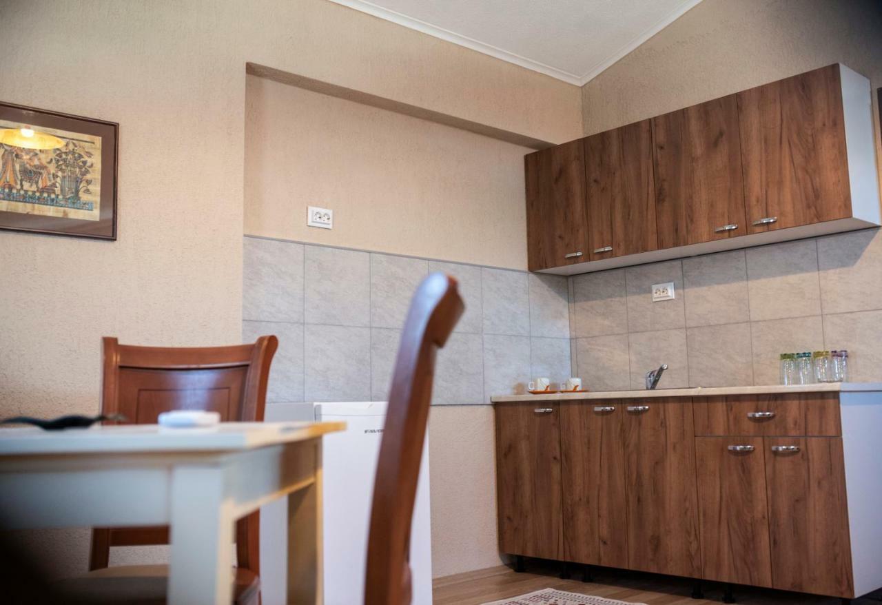 Dionis Rooms & Apartments プリレプ エクステリア 写真