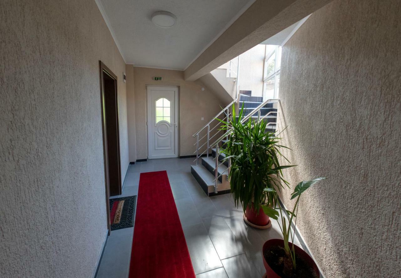 Dionis Rooms & Apartments プリレプ エクステリア 写真